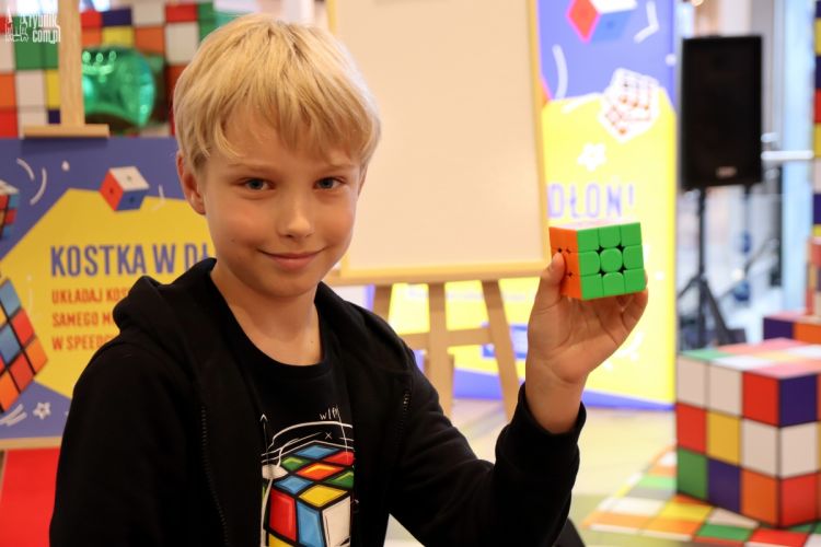 Międzynarodowy Dzień Kostki Rubika. Mistrz z Rybnika pokazał, jak szybko ją układa! (wideo), Bartłomiej Furmanowicz
