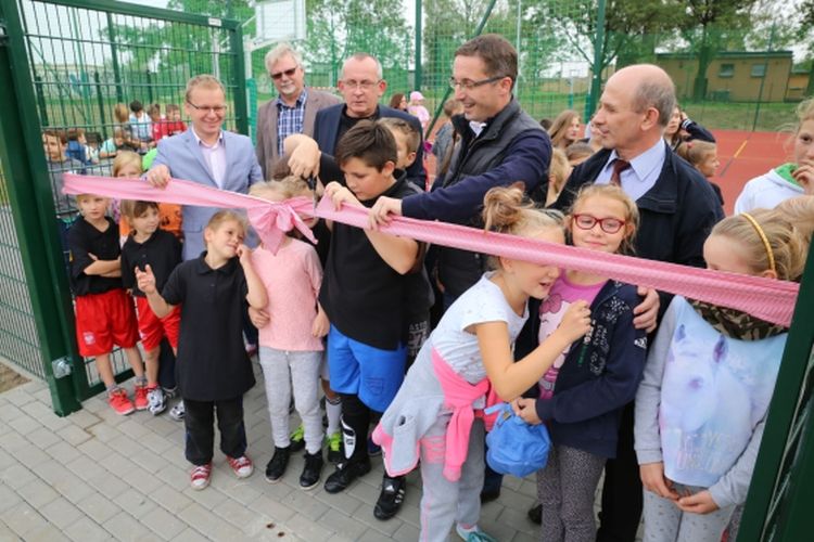 Dzieci z Boguszowic mają nowe boisko. Mogą skorzystać z niego również osoby starsze, Wacław Troszka