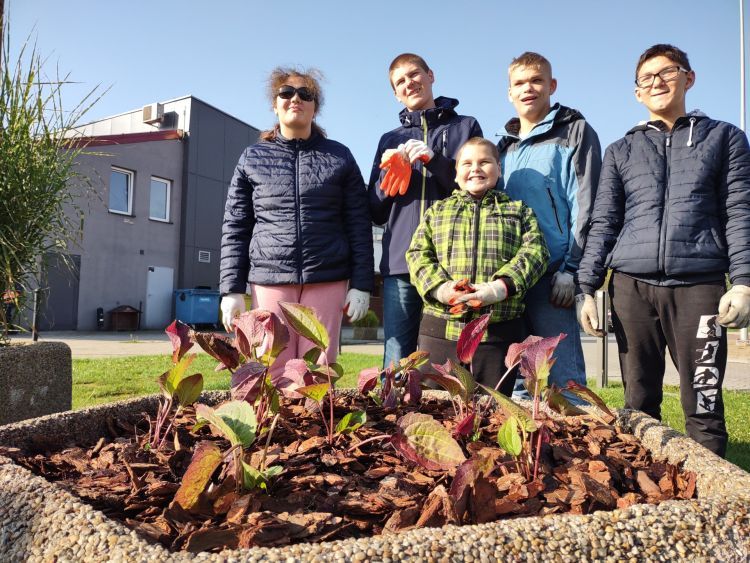 Uczniowie w Rybnika pomagają w sadzeniu kwiatów, ZZM/B.Styrc
