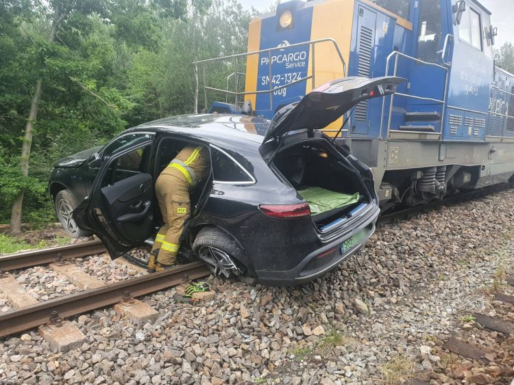 Wielopole: samochód wjechał wprost pod pociąg (zdjęcia), PSP Rybnik