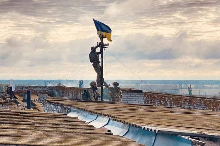 Zdjęcie z wyzwolonego Wysokopilla obiegło świat. Jedną z flag uszyły w Rybniku Ukrainki, Kyryło Tymoszenko.Facebook