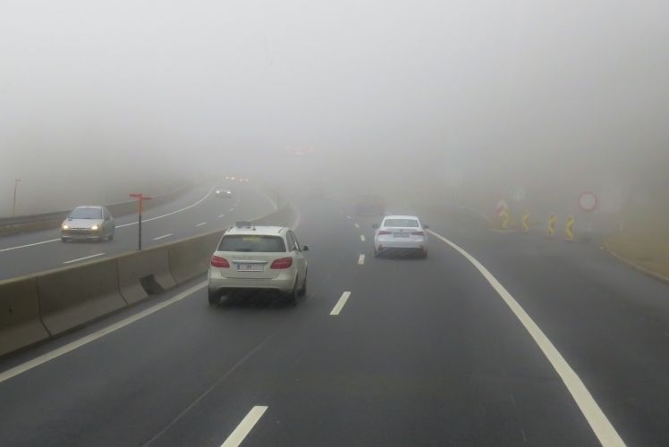IMGW ostrzega przed gęstą mgłą. Uważajcie na drogach, pixabay
