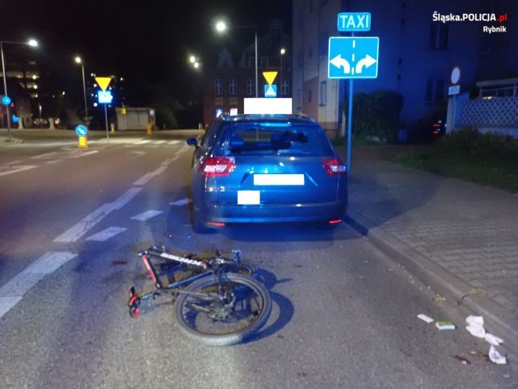 Raciborska: pijany rowerzysta uderzył w zaparkowany samochód, KMP Rybnik