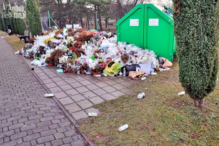 Cmentarz w Chwałowicach zamienił się w wysypisko. Czytelnik: co za wstyd!, bf