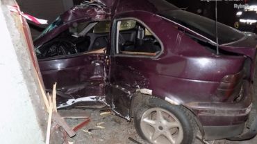 Wypadek w Chwałowicach: kierowca BMW wjechał w płot