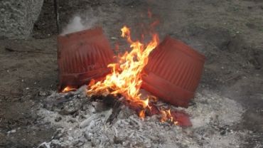 Niedobczyce: do ognia wrzucił plastikowe donice