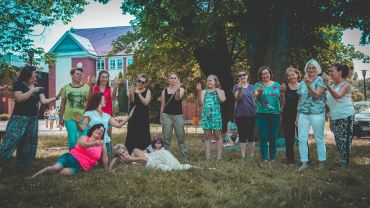 Kampus: joga śmiechu na trawie