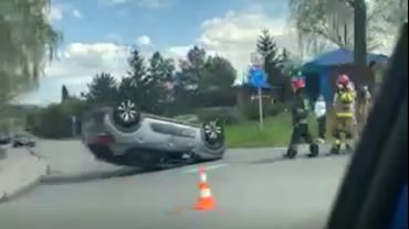 Wierzbowa, Żołędziowa: na skrzyżowaniu dachował samochód z 19-latką w środku