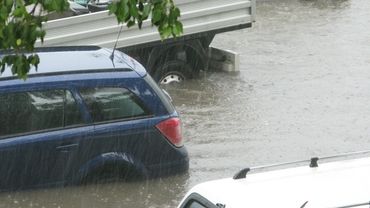 Auta popowodziowe. Jak się uchronić przed kupnem zalanego samochodu?