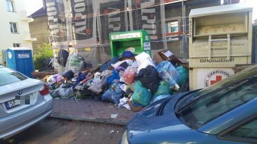 Góra śmierdzących śmieci w Boguszowicach „wylewa” się na chodnik. Kto za to odpowiada?
