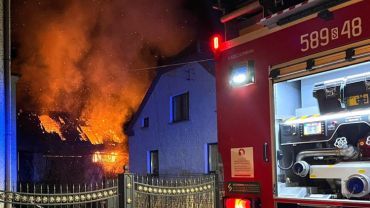 Łuna ognia nad Czernicą. Spłonęła stodoła (zdjęcia)