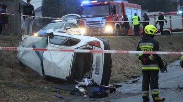 Groźny wypadek w Czerwionce-Leszczynach. Trzy osoby ranne, 2 prawdopodobnie zbiegły