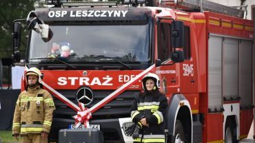 W gaszeniu pożarów będzie pomagał Edek. Strażacy z Leszczyn mają nowy wóz bojowy