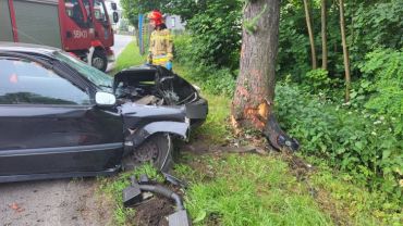 Tragedia w Suminie. Kierowca uderzył w drzewo, nie udało się go uratować (zdjęcia)