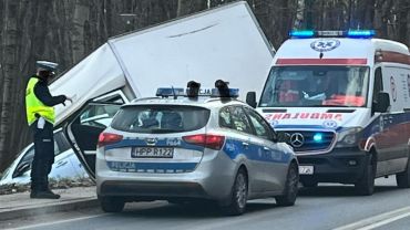 „Czołówka” na Raciborskiej. Opel i iveco wypadły z drogi