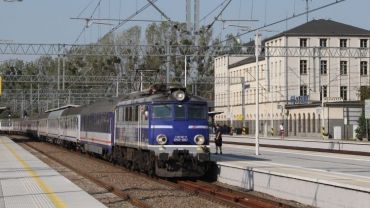 Niebezpieczny incydent na stacji w Rybniku. Pociąg pasażerski został skierowany na tory towarowe