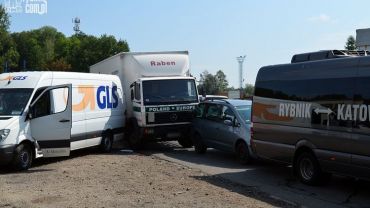 Zderzenie czterech pojazdów na Mikołowskiej. Jedna osoba w szpitalu