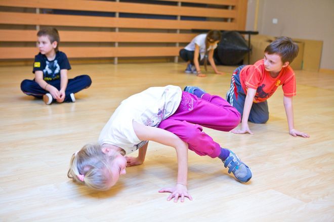 Fundacja ER: dzieci w czasie zajęć break dance'a
